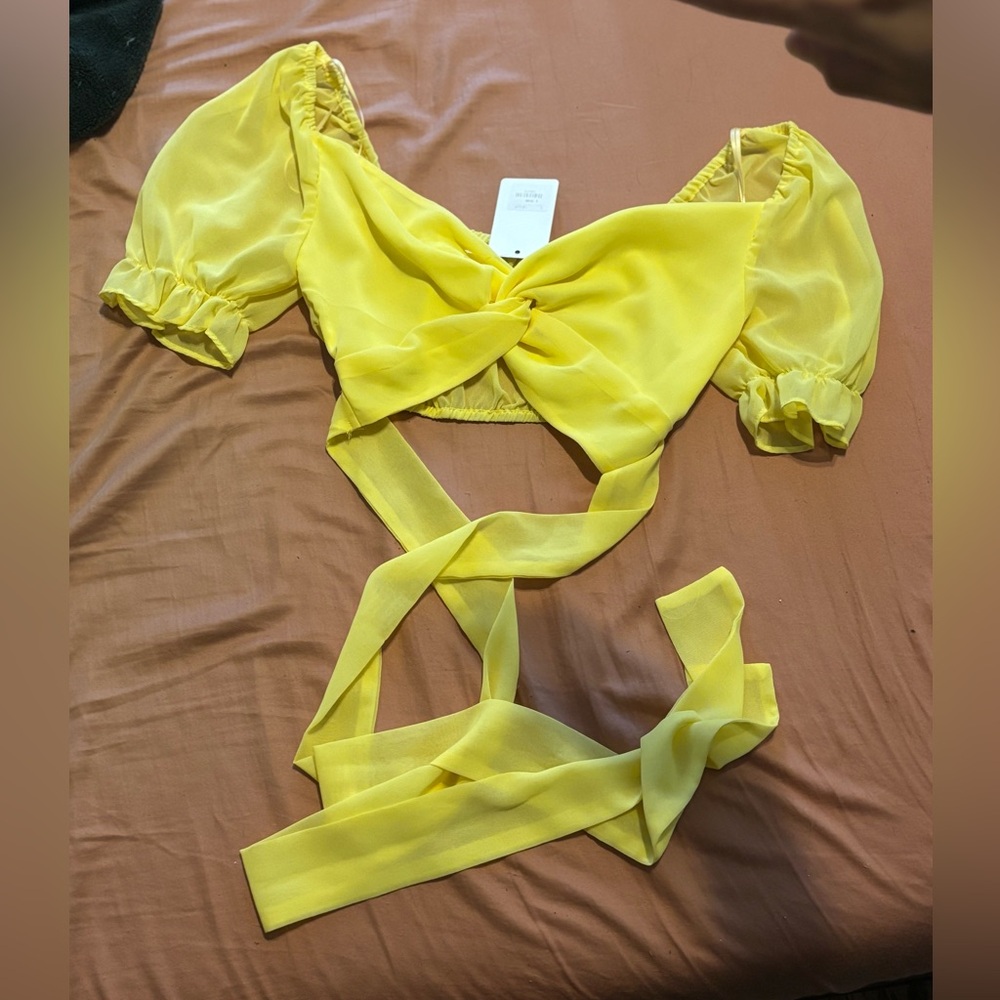 Brand New Size Small Pastel Yellow Chiffon Front Knot Crop Top With Ties w/ Tags